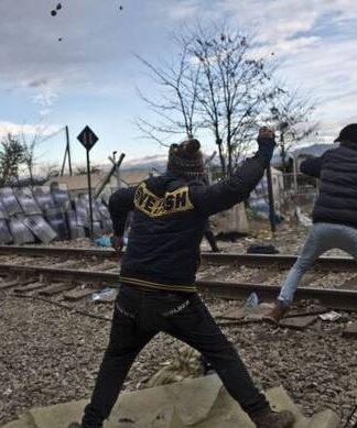 «Πόλεμος» στην Ειδομένη: Άγριο ξύλο με μετανάστες και ΜΑΤ (ΒΙΝΤΕΟ)