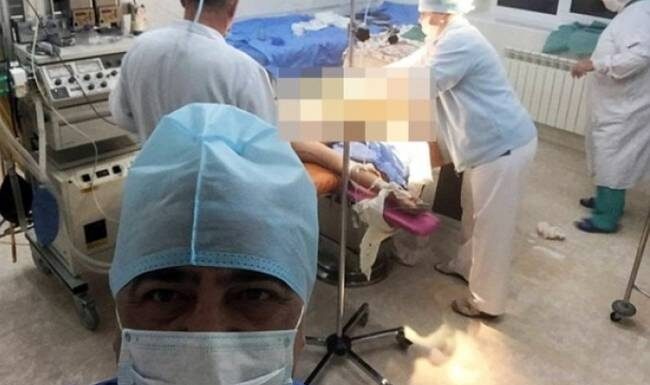 ΑΝ ΕΙΝΑΙ ΔΥΝΑΤΟΝ: Αυτός ο γιατρός έβγαλε selfie την πιο ΑΚΑΤΑΛΛΗΛΗ στιγμή!