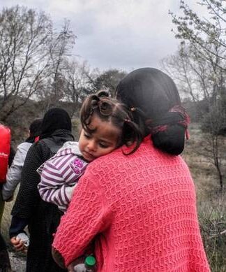 Συγκλονίζουν οι πρόσφυγες που επέστρεψαν από τα Σκόπια: «Όταν έκλαιγε ένα μωρό χτυπούσαν τη μητέρα»