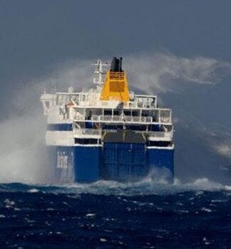 ΕΙΚΟΝΕΣ ΠΟΥ ΚΟΒΟΥΝ ΤΗΝ ΑΝΑΣΑ: Το Blue Star Naxos δίνει μάχη με τα κύματα! (ΒΙΝΤΕΟ)