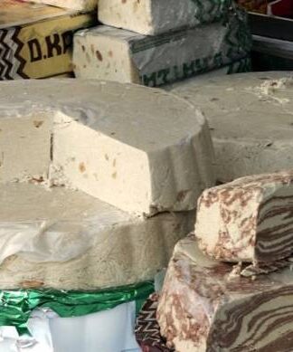 Καθαρά Δευτέρα: Γιατί τρώμε λαγάνα, ταραμά και χαλβά;