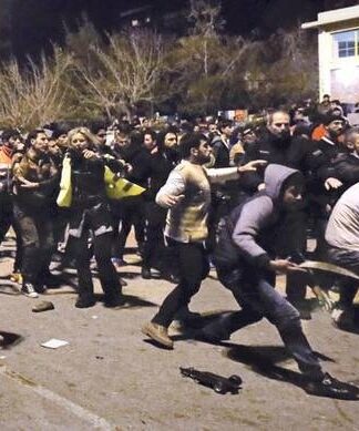 ΒΙΝΤΕΟ – ΝΤΟΚΟΥΜΕΝΤΟ από τις συγκρούσεις προσφύγων στον Πειραιά
