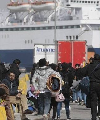 Μόνο ένα πούλμαν αναχώρησε με μετανάστες και πρόσφυγες από τον Πειραιά για το Λαύριο