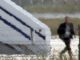 Αεροπειρατεία στην Κύπρο: Η στιγμή που ο αεροπειρατής βγαίνει για να παραδοθεί