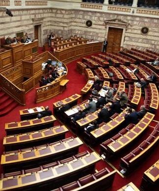 Μετωπική Τσίπρα – Μητσοτάκη στη Βουλή με φόντο τη διαπλοκή