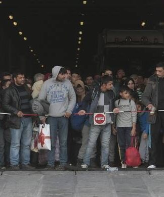 ΛΙΜΑΝΙ ΠΕΙΡΑΙΑ: Τουλάχιστον 1.000 μετανάστες και πρόσφυγες έφτασαν το πρωί