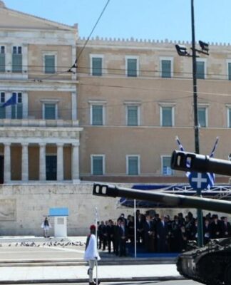 Ο… Πούτιν στην παρέλαση της 25ης Μαρτίου στο Σύνταγμα!