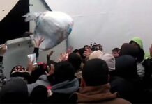 Βίντεο ντροπής από τη διανομή τροφίμων σε πρόσφυγες