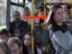 Προτίμησε να μείνει όρθια από το να καθίσει δίπλα του – Όταν έμαθε όμως το γιατί…
