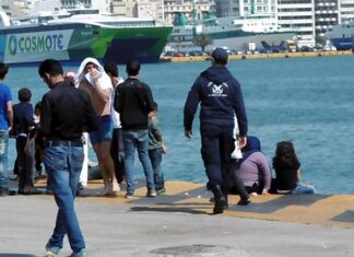 Πρόσφυγες κάνουν μπάνιο στο λιμάνι του Πειραιά (ΦΩΤΟ)