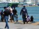 Πρόσφυγες κάνουν μπάνιο στο λιμάνι του Πειραιά (ΦΩΤΟ)