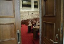 Ο έρωτας τους γεννήθηκε στα έδρανα της Βουλής – Δείτε ποιοι είναι οι δύο βουλευτές που πλέον συζούν!