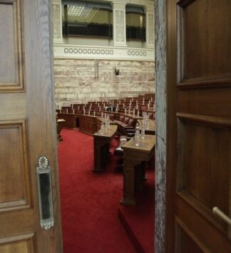Ο έρωτας τους γεννήθηκε στα έδρανα της Βουλής – Δείτε ποιοι είναι οι δύο βουλευτές που πλέον συζούν!
