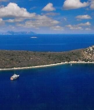 Έλληνας τραγουδιστής: «Δεν είχα τι να κάνω τα λεφτά μου και είπα να αγοράσω ένα νησί»!