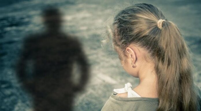 Φρίκη: Βίασαν ομαδικά 9χρονη την ώρα που η μητέρα της έπαιρνε ναρκωτικά