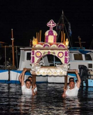 ΥΔΡΑ: Ο μοναδικός επιτάφιος που περιφέρεται μέσα στη θάλασσα!