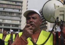 Επεισόδια και ρίψη δακρυγόνων στην πορεία των λιμενεργατών