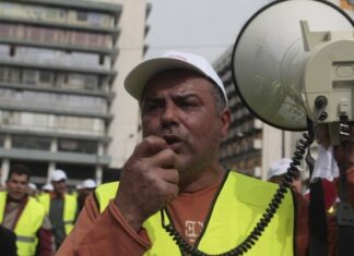 Επεισόδια και ρίψη δακρυγόνων στην πορεία των λιμενεργατών