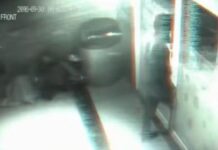Το βίντεο που δίχασε το ίντερνετ: Άνδρας «από το 2019» περνά μέσα από πόρτα!