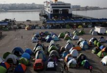 Δεν φεύγουν από τον Πειραιά οι πρόσφυγες και μετανάστες