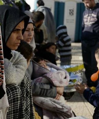 «Σφραγίζουν» τους πρόσφυγες για να αποφύγουν νέες αφίξεις στον Πειραιά (ΦΩΤΟ+ΒΙΝΤΕΟ)