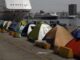 Πρόσφυγες και μετανάστες αρνούνται να φύγουν από τον Πειραιά