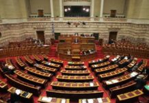Θεριακλής βουλευτής ντουμάνιασε τη Βουλή! (ΦΩΤΟ)