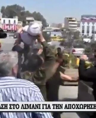Ασύλληπτες εικόνες στον Πειραιά – Πρόσφυγας κραδαίνει στον αέρα βρέφος (ΒΙΝΤΕΟ)