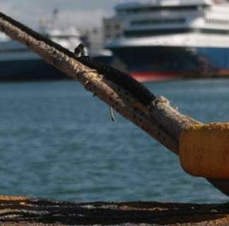 Δεμένα τα πλοία την Παρασκευή στα λιμάνια της χώρας – 24ωρη απεργία λιμενεργατών
