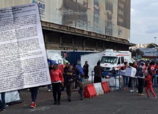 Εργατικά σωματεία μοιράζουν φυλλάδια σε πρόσφυγες και μετανάστες στον Πειραιά (ΦΩΤΟ)