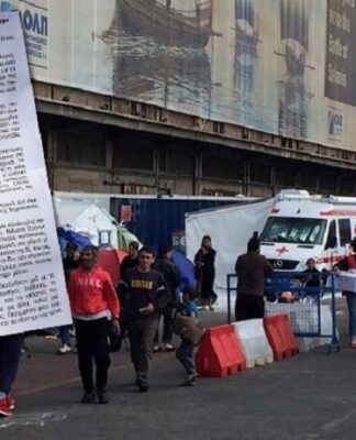 Εργατικά σωματεία μοιράζουν φυλλάδια σε πρόσφυγες και μετανάστες στον Πειραιά (ΦΩΤΟ)