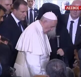 ΣΥΓΚΛΟΝΙΣΤΙΚΟ: Πρόσφυγας ξεσπά σε λυγμούς γονατιστός: «Σε παρακαλώ ευλόγησέ με και σώσε με» (video)