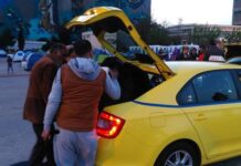 Χάος στον Πειραιά: Οι πρόσφυγες φεύγουν με ταξί για τον καταυλισμό στον Σκαραμαγκά
