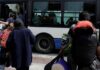Λιμάνι Πειραιά: Αποχωρούν σταδιακά πρόσφυγες και μετανάστες με προορισμό τον Σκαραμαγκά