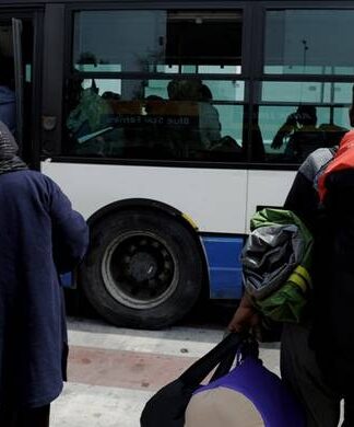 Λιμάνι Πειραιά: Αποχωρούν σταδιακά πρόσφυγες και μετανάστες με προορισμό τον Σκαραμαγκά