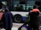 Λιμάνι Πειραιά: Αποχωρούν σταδιακά πρόσφυγες και μετανάστες με προορισμό τον Σκαραμαγκά