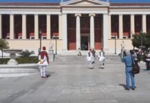 Ντροπή! Τσολιάδες… made in China στα Προπύλαια (ΒΙΝΤΕΟ)