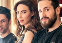 Δώρα Χρυσικού: Φωτογραφίζεται με τους δύο πρόσφυγες που φιλοξενεί