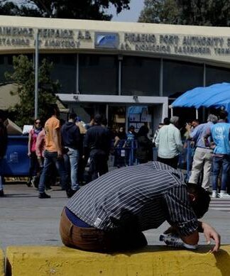 Πειραιάς: Αμετακίνητοι οι 4.500 πρόσφυγες και μετανάστες – «Δεν θ’ αδειάσει το λιμάνι»