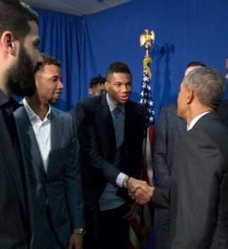 Αντετοκούνμπο και Ομπάμα «μέτρησαν» τις παλάμες τους!! (ΦΩΤΟ)