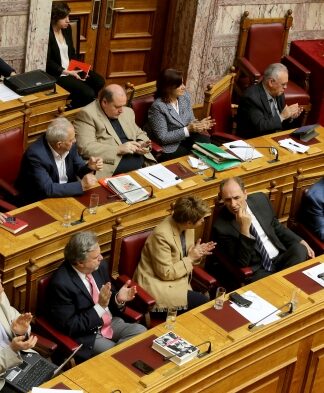 Το βιβλίο που διάβαζε στη βουλή ο Κατρούγκαλος – ΦΩΤΟ