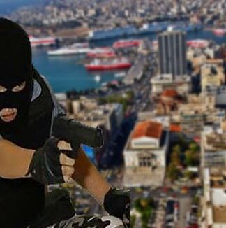 Συνελήφθη ο ληστής του Πειραιά με τη συσκευή ηλεκτρικής εκκένωσης – Δείτε τι βρέθηκε στο σπίτι του