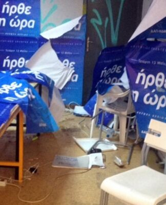ΠΡΙΝ ΛΙΓΟ: Άγριο ξύλο μεταξύ κουκουλοφόρων και φοιτητών της ΔΑΠ στο Αριστοτέλειο Πανεπιστήμιο Θεσσαλονίκης