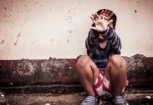 Ελεύθερη η μητέρα του παιδιού που βρέθηκε δεμένο σε καρέκλα στη Νεμέα