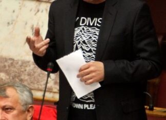 Βουλευτής του ΣΥΡΙΖΑ πήγε στην Ολομέλεια με T-shirt ροκ συγκροτήματος (Φωτο)