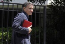 Στο Μαξίμου ο Τσακαλώτος – Κρίσιμη σύσκεψη για τη διαπραγμάτευση
