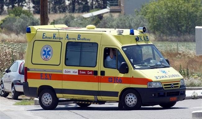 Σοκ στα Ιωάννινα: Βούτηξε από τη γέφυρα κι προσγειώθηκε μπροστά στα αυτοκίνητα (photos)