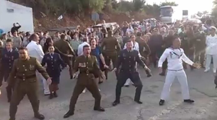 Ο εντυπωσιακός χορός «Χάκα» για την επέτειο της μάχης της Κρήτης