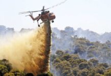 Σφοδρή αναζωπύρωση της φωτιάς στα Δερβενοχώρια – Οι φλόγες κατευθύνονται σε κοινότητα της περιοχής