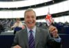 Brexit: Πως ξεμπρόστιασαν δυο δημοσιογράφοι τον Φάρατζ!
